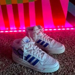 These shoes are adidas forums in the color blue, they are size 4 US.